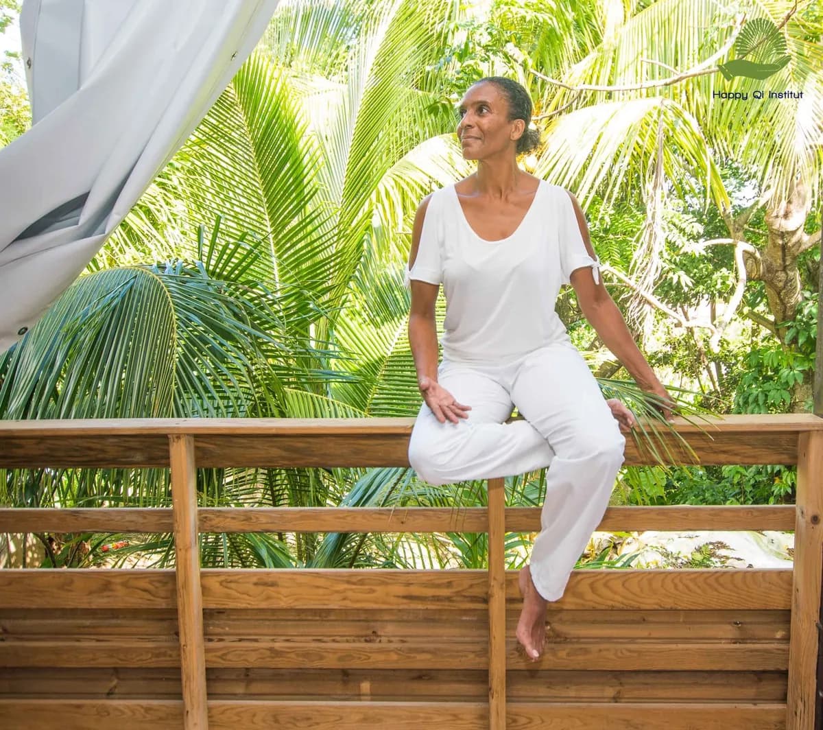 Praticienne assise pratiquant un mouvement de Qi Gong adapté